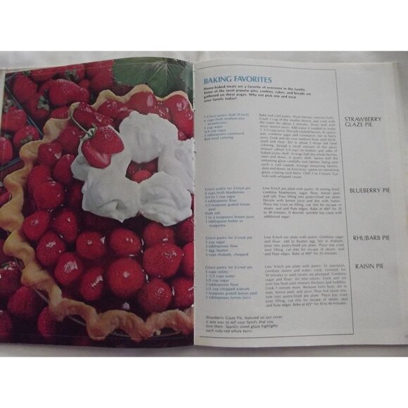 Crisco's Favorite Family Foods Cookbook Vtg Copyright 1973 Hardcover recipe book - Picture 9 of 16